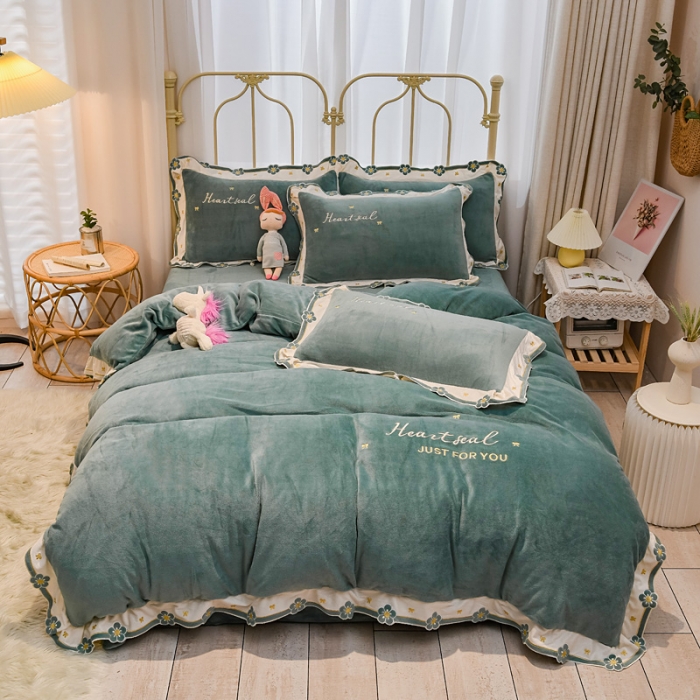 91家纺网 家纺一手货源 找家纺 安妮 2022新款朵拉牛奶绒刺绣四件套 橄榄绿