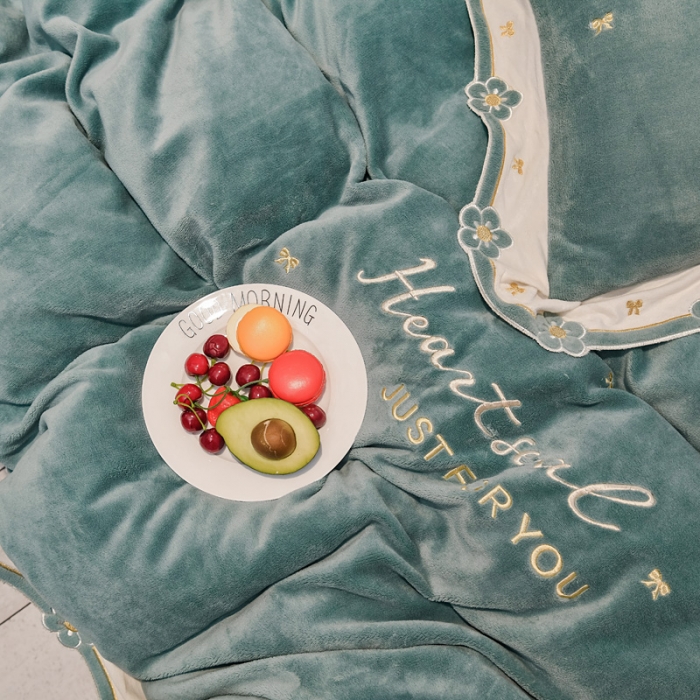 91家纺网 家纺一手货源 找家纺 安妮 2022新款朵拉牛奶绒刺绣四件套 橄榄绿