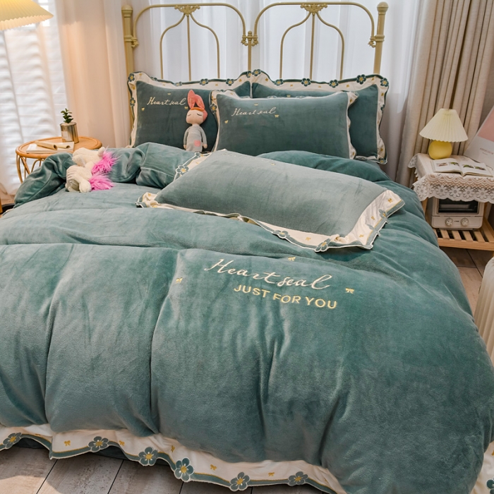 91家纺网 家纺一手货源 找家纺 安妮 2022新款朵拉牛奶绒刺绣四件套 橄榄绿