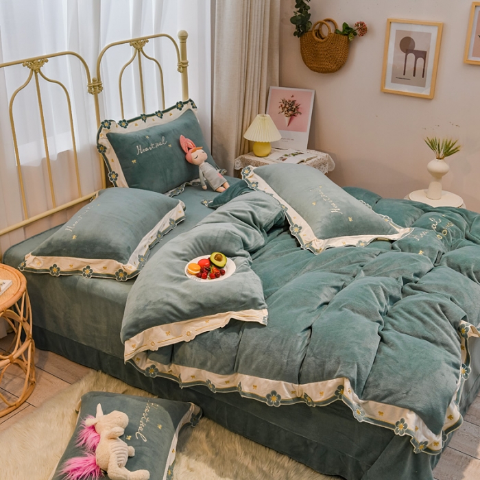 91家纺网 家纺一手货源 找家纺 安妮 2022新款朵拉牛奶绒刺绣四件套 橄榄绿