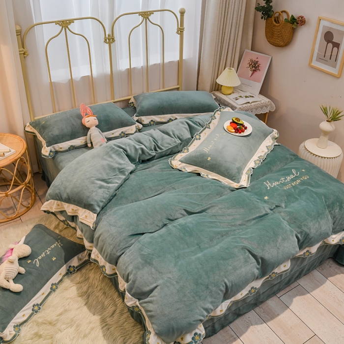 91家纺网 家纺一手货源 找家纺 安妮 2022新款朵拉牛奶绒刺绣四件套 橄榄绿