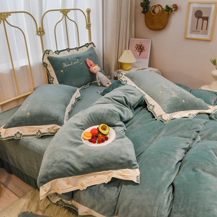 91家纺网 家纺一手货源 找家纺 安妮 2022新款朵拉牛奶绒刺绣四件套 橄榄绿