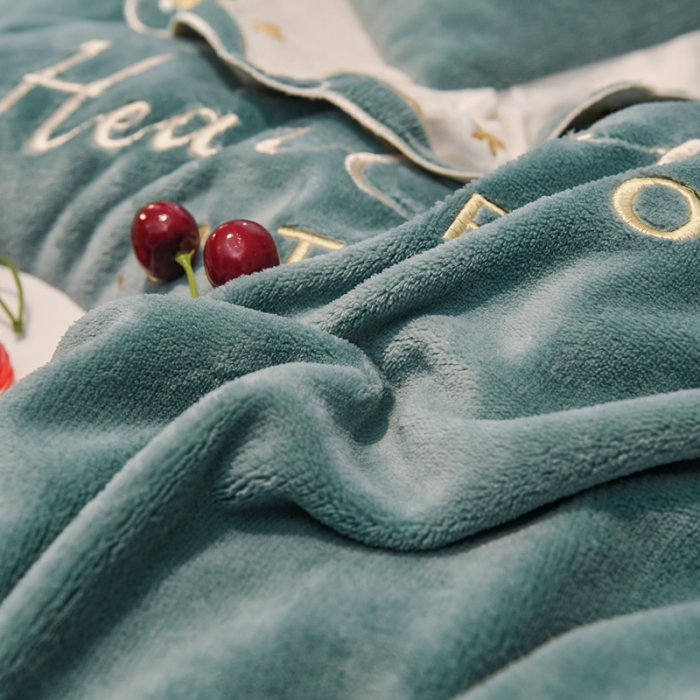 91家纺网 家纺一手货源 找家纺 安妮 2022新款朵拉牛奶绒刺绣四件套 橄榄绿