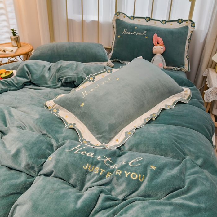 91家纺网 家纺一手货源 找家纺 安妮 2022新款朵拉牛奶绒刺绣四件套 橄榄绿