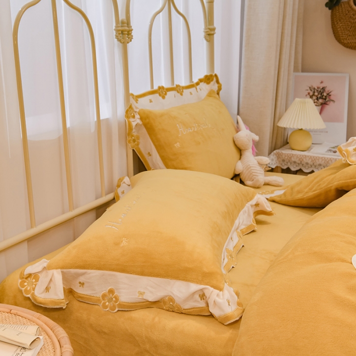 91家纺网 家纺一手货源 找家纺 安妮 2022新款朵拉牛奶绒刺绣四件套 萌黄色