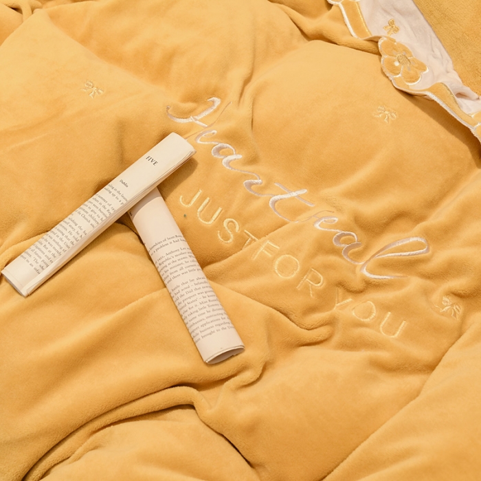 91家纺网 家纺一手货源 找家纺 安妮 2022新款朵拉牛奶绒刺绣四件套 萌黄色