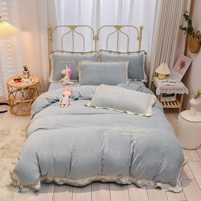 91家纺网 家纺一手货源 找家纺 安妮 2022新款朵拉牛奶绒刺绣四件套 慕蓝