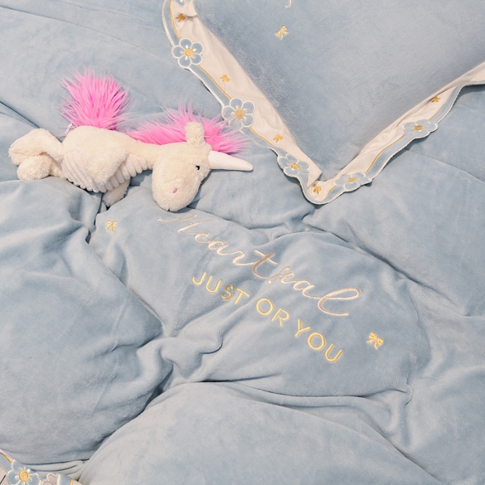 91家纺网 家纺一手货源 找家纺 安妮 2022新款朵拉牛奶绒刺绣四件套 慕蓝