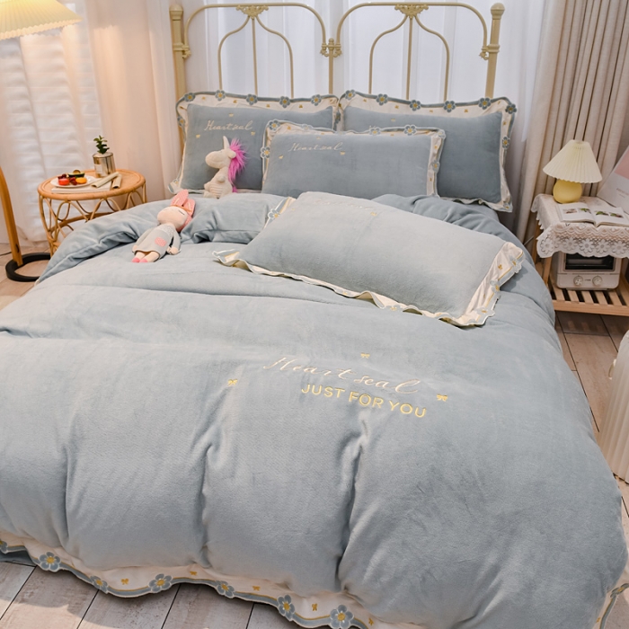 91家纺网 家纺一手货源 找家纺 安妮 2022新款朵拉牛奶绒刺绣四件套 慕蓝