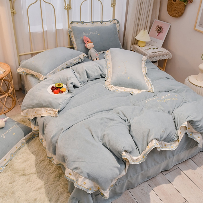 91家纺网 家纺一手货源 找家纺 安妮 2022新款朵拉牛奶绒刺绣四件套 慕蓝