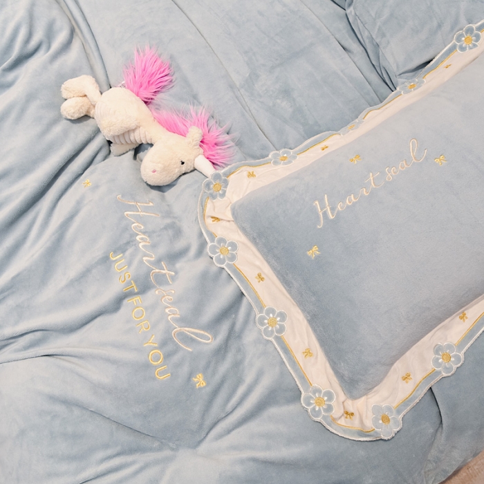 91家纺网 家纺一手货源 找家纺 安妮 2022新款朵拉牛奶绒刺绣四件套 慕蓝