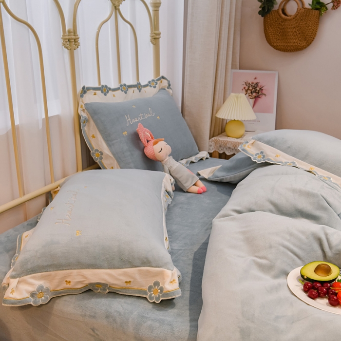 91家纺网 家纺一手货源 找家纺 安妮 2022新款朵拉牛奶绒刺绣四件套 慕蓝