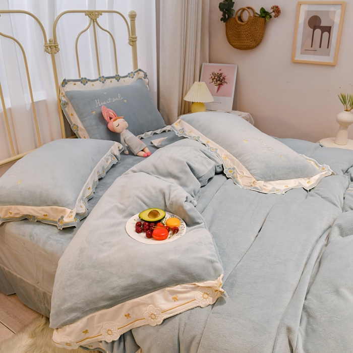 91家纺网 家纺一手货源 找家纺 安妮 2022新款朵拉牛奶绒刺绣四件套 慕蓝