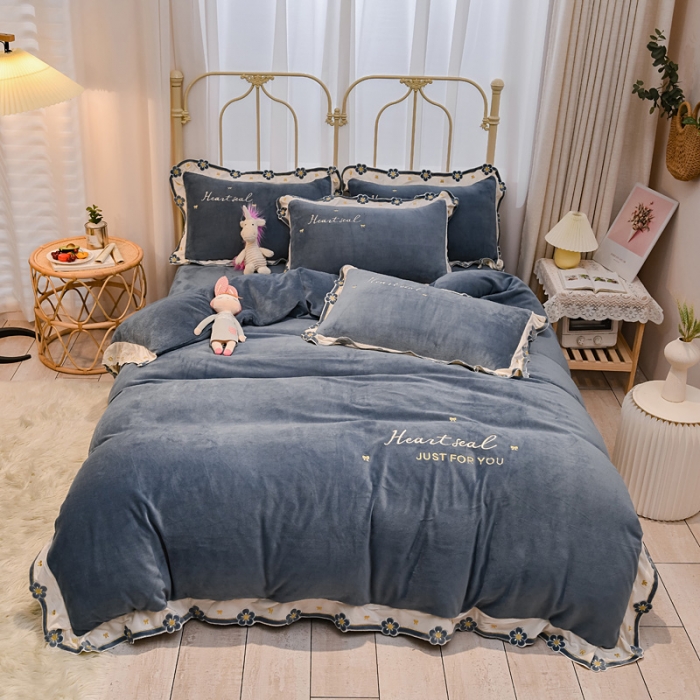 91家纺网 家纺一手货源 找家纺 安妮 2022新款朵拉牛奶绒刺绣四件套 绅士蓝