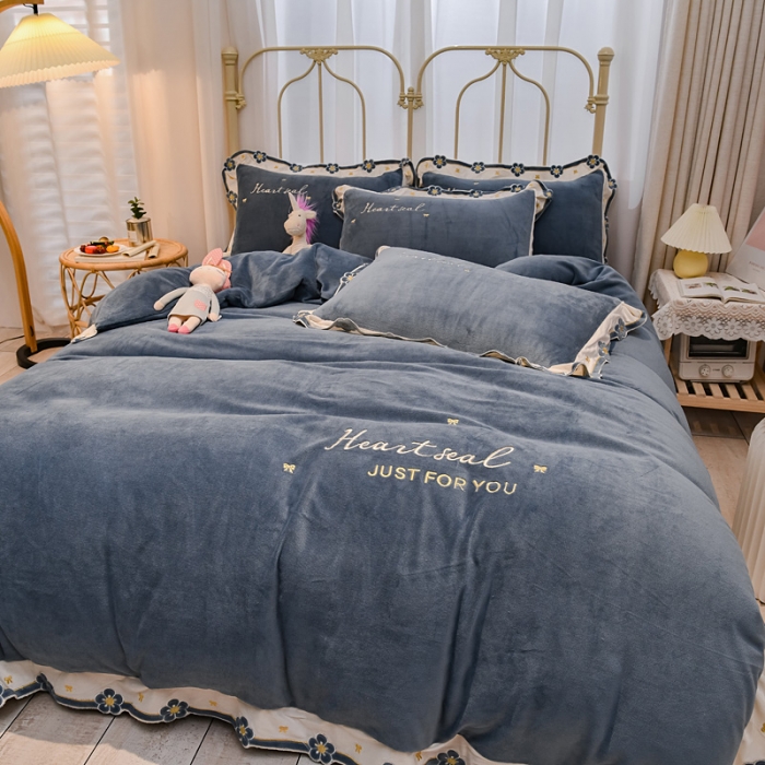 91家纺网 家纺一手货源 找家纺 安妮 2022新款朵拉牛奶绒刺绣四件套 绅士蓝