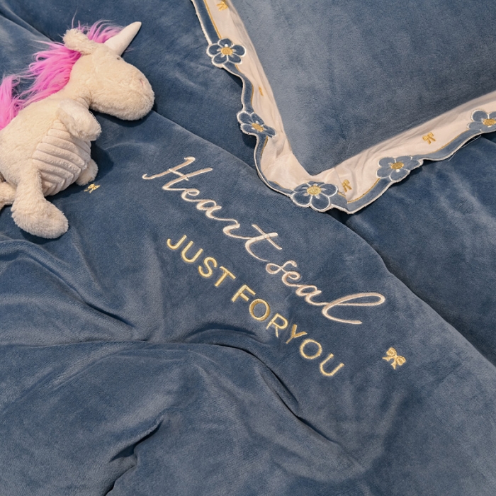 91家纺网 家纺一手货源 找家纺 安妮 2022新款朵拉牛奶绒刺绣四件套 绅士蓝