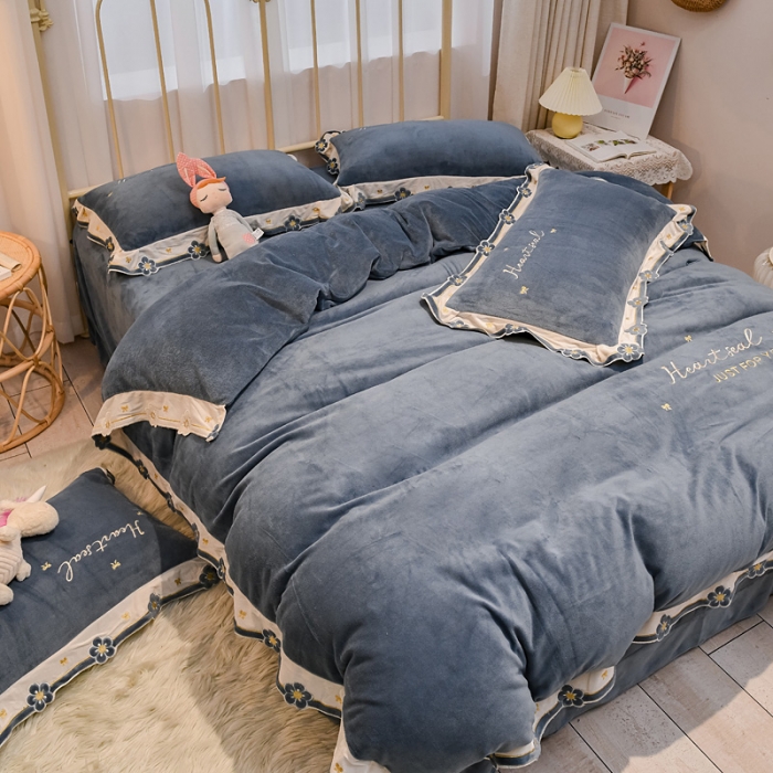 91家纺网 家纺一手货源 找家纺 安妮 2022新款朵拉牛奶绒刺绣四件套 绅士蓝