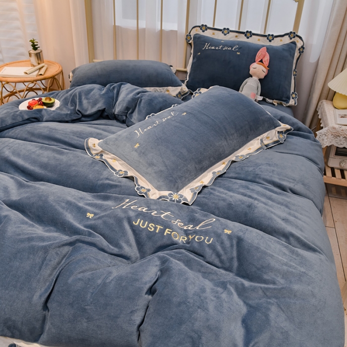 91家纺网 家纺一手货源 找家纺 安妮 2022新款朵拉牛奶绒刺绣四件套 绅士蓝