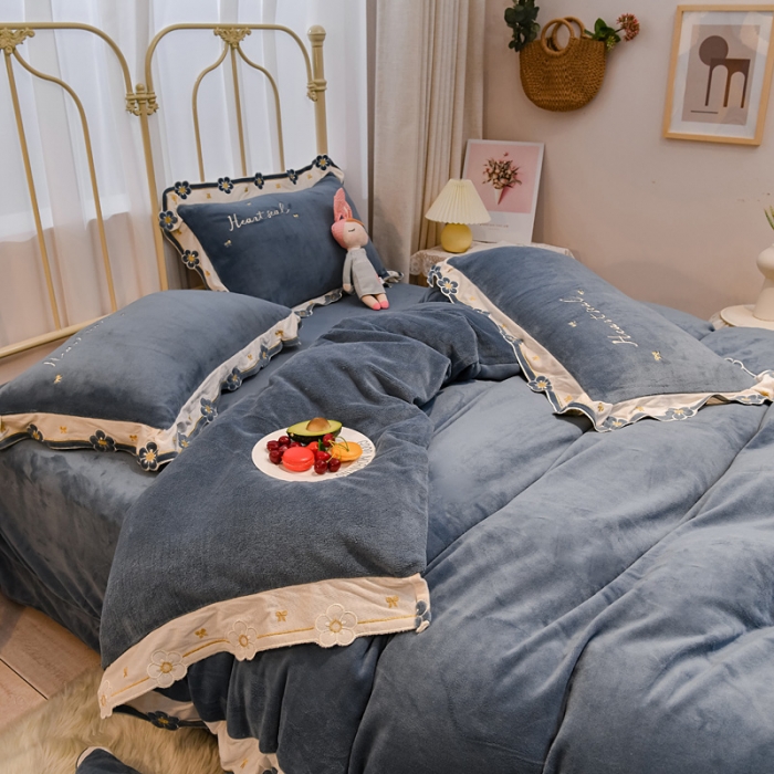 91家纺网 家纺一手货源 找家纺 安妮 2022新款朵拉牛奶绒刺绣四件套 绅士蓝