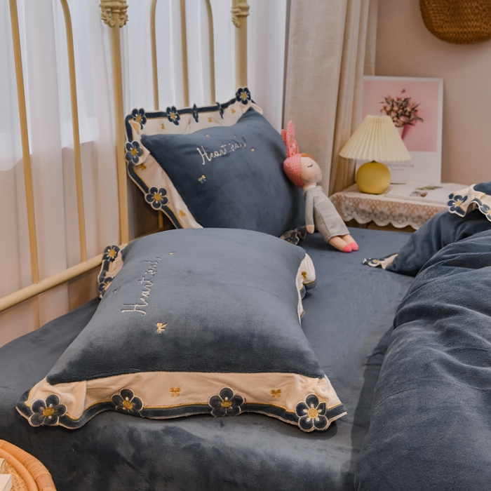 91家纺网 家纺一手货源 找家纺 安妮 2022新款朵拉牛奶绒刺绣四件套 绅士蓝