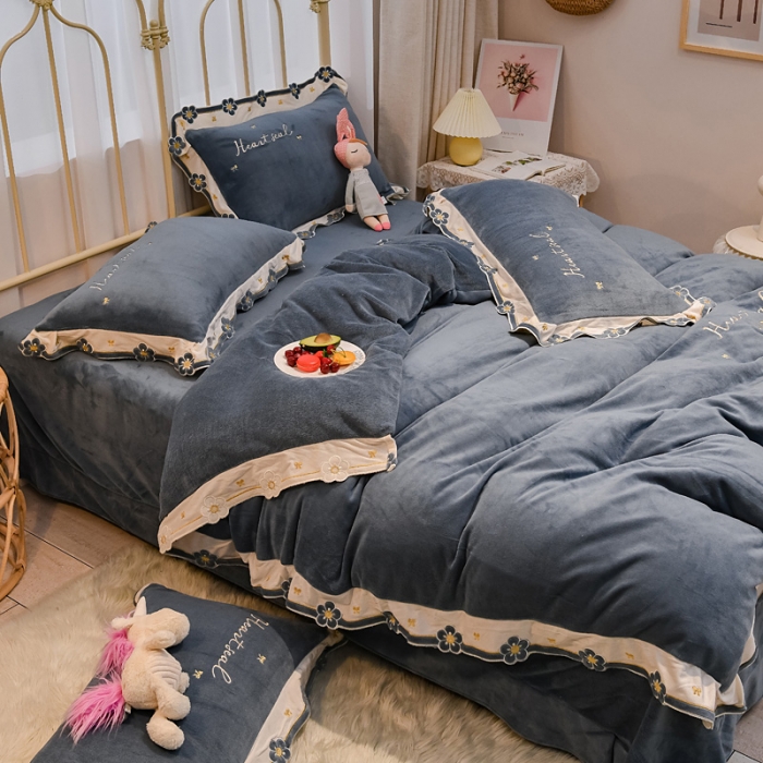 91家纺网 家纺一手货源 找家纺 安妮 2022新款朵拉牛奶绒刺绣四件套 绅士蓝