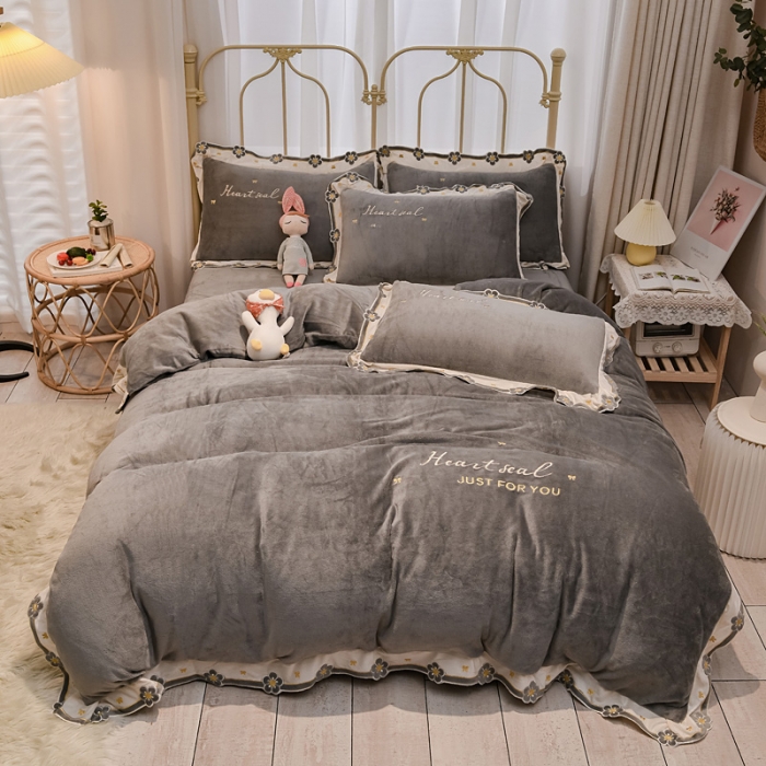 91家纺网 家纺一手货源 找家纺 安妮 2022新款朵拉牛奶绒刺绣四件套 烟灰色