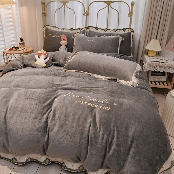 91家纺网 家纺一手货源 找家纺 安妮 2022新款朵拉牛奶绒刺绣四件套 烟灰色