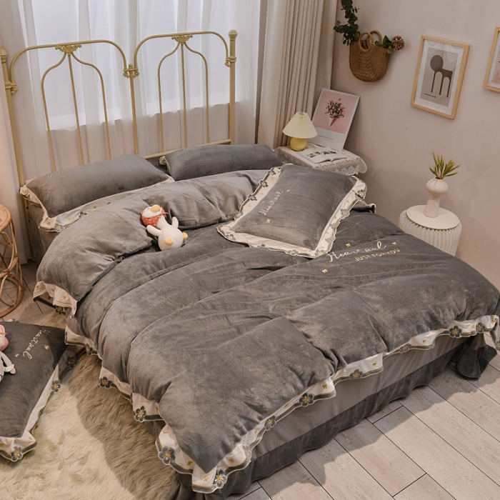 91家纺网 家纺一手货源 找家纺 安妮 2022新款朵拉牛奶绒刺绣四件套 烟灰色