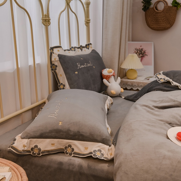 91家纺网 家纺一手货源 找家纺 安妮 2022新款朵拉牛奶绒刺绣四件套 烟灰色