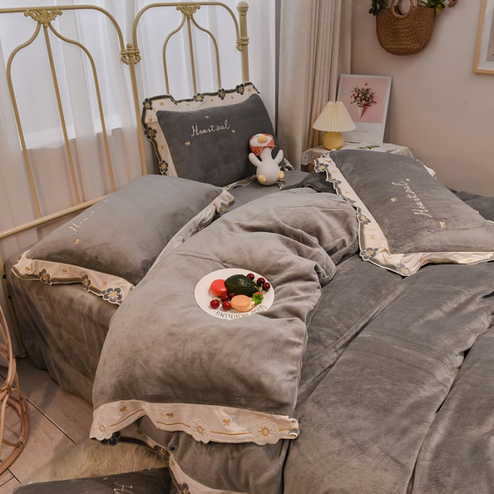 91家纺网 家纺一手货源 找家纺 安妮 2022新款朵拉牛奶绒刺绣四件套 烟灰色