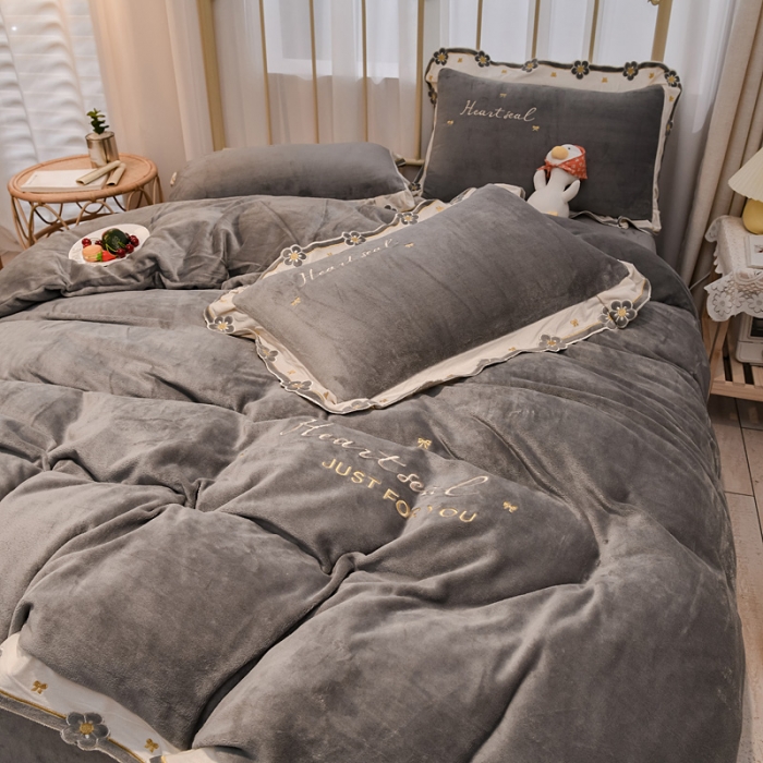 91家纺网 家纺一手货源 找家纺 安妮 2022新款朵拉牛奶绒刺绣四件套 烟灰色