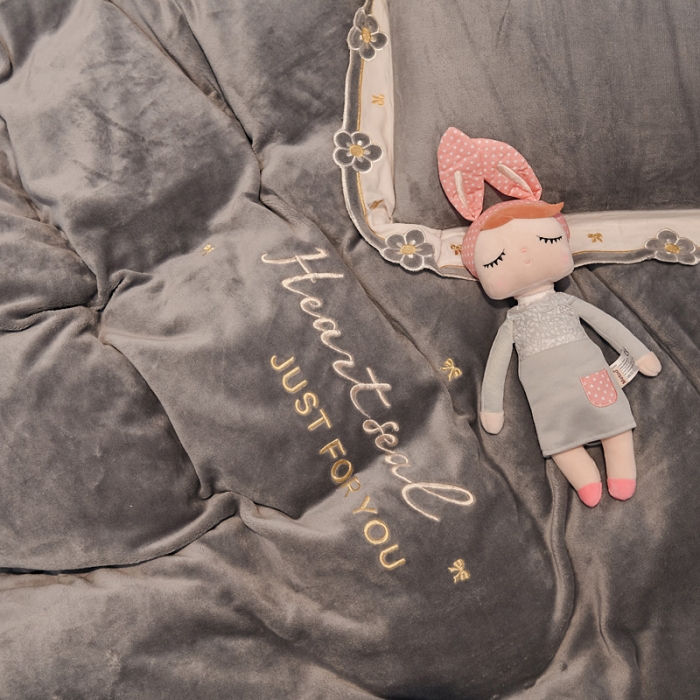 91家纺网 家纺一手货源 找家纺 安妮 2022新款朵拉牛奶绒刺绣四件套 烟灰色