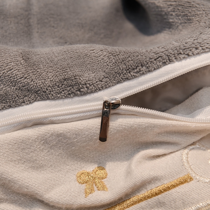 91家纺网 家纺一手货源 找家纺 安妮 2022新款朵拉牛奶绒刺绣四件套 烟灰色