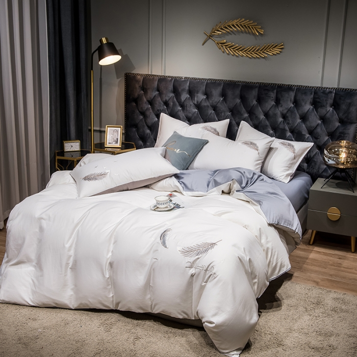 91家纺网 家纺一手货源 找家纺 骏腾 2022新款全棉羽毛绣花四件套 羽毛-白+灰