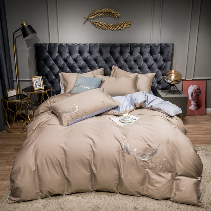 91家纺网 家纺一手货源 找家纺 骏腾 2022新款全棉羽毛绣花四件套 羽毛-卡其+银灰