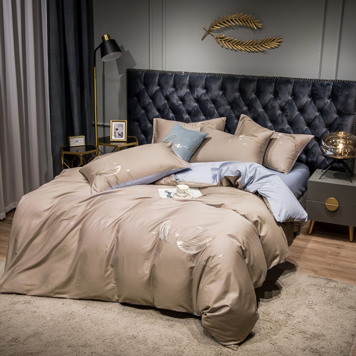 91家纺网 家纺一手货源 找家纺 骏腾 2022新款全棉羽毛绣花四件套 羽毛-卡其+银灰