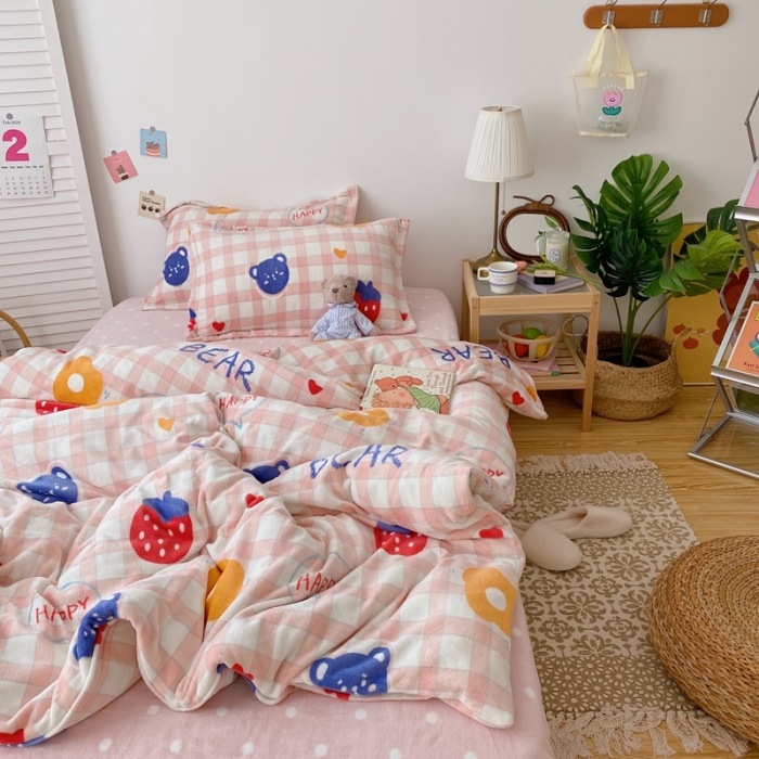 91家纺网 家纺一手货源 找家纺 星期八 2020新款秋冬加厚保暖牛奶绒四件套 格子草莓