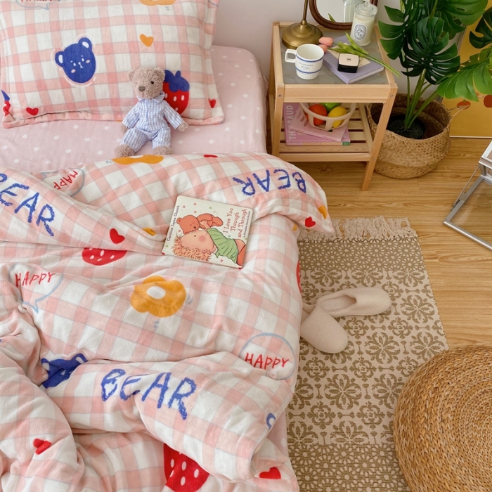 91家纺网 家纺一手货源 找家纺 星期八 2020新款秋冬加厚保暖牛奶绒四件套 格子草莓