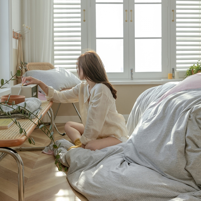 91家纺网 家纺一手货源 找家纺 华超针织 2021新款针织条纹四件套 粉灰细条