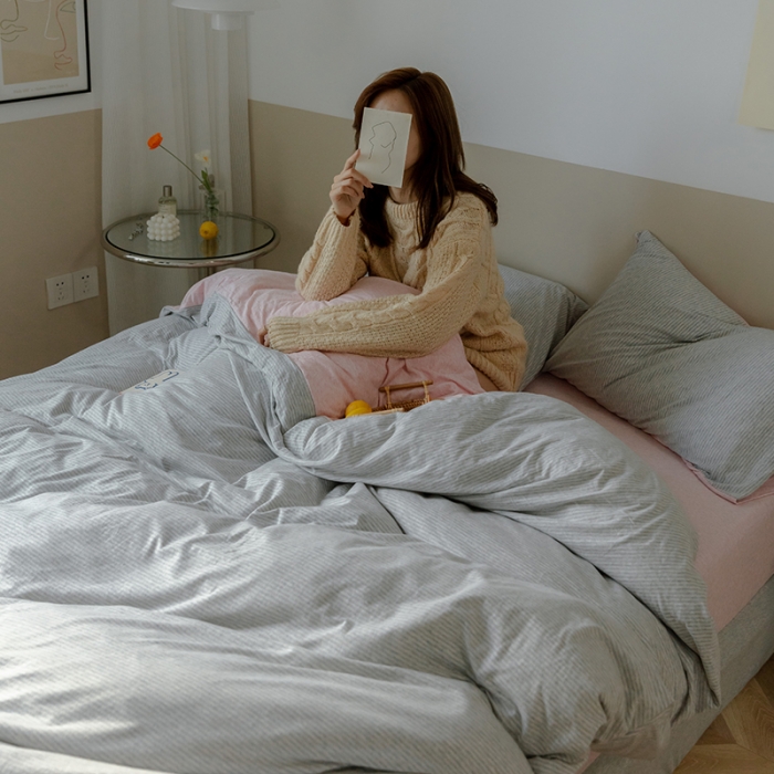 91家纺网 家纺一手货源 找家纺 华超针织 2021新款针织条纹四件套 粉灰细条