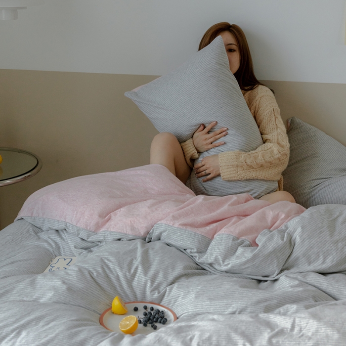 91家纺网 家纺一手货源 找家纺 华超针织 2021新款针织条纹四件套 粉灰细条