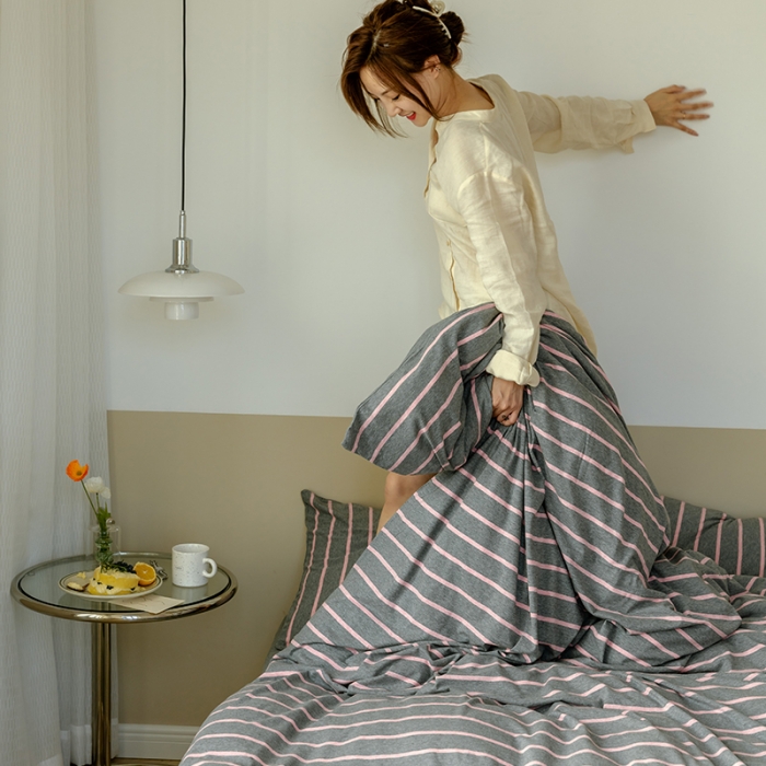 91家纺网 家纺一手货源 找家纺 华超针织 2021新款针织条纹四件套 灰粉宽条