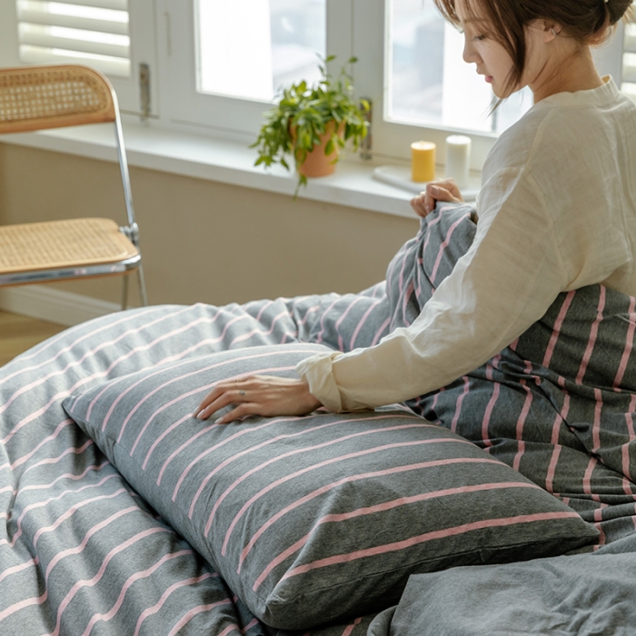 91家纺网 家纺一手货源 找家纺 华超针织 2021新款针织条纹四件套 灰粉宽条