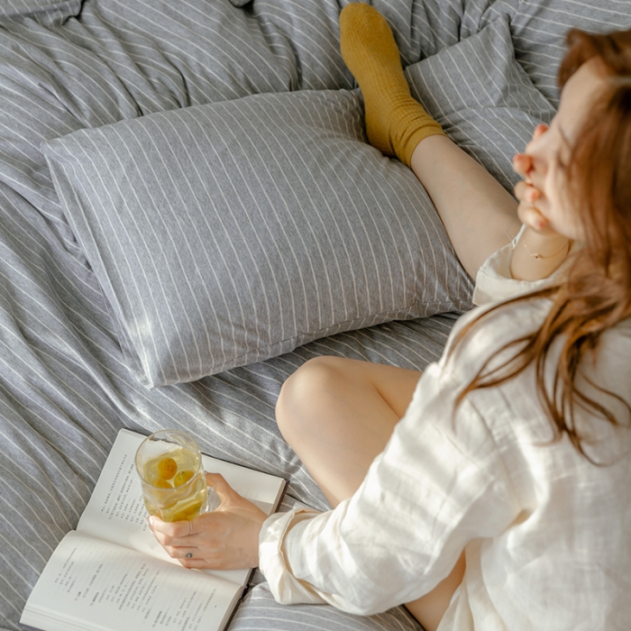 91家纺网 家纺一手货源 找家纺 华超针织 2021新款针织条纹四件套 麻灰细条