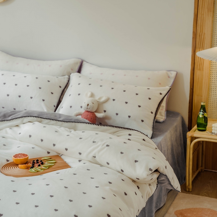 91家纺网 家纺一手货源 找家纺 狠狠爱 2020新款小清新牛奶绒四件套-小甜心 牛奶灰