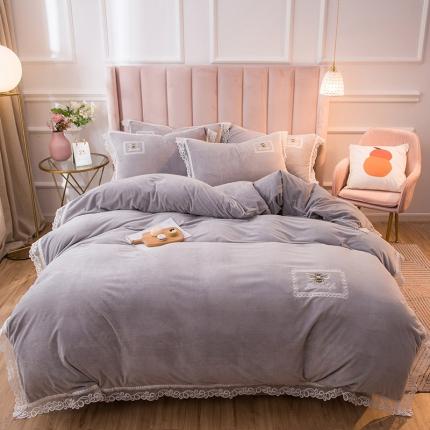 91家纺网 家纺一手货源 找家纺 （总）米奈 新款高克重水晶绒蕾丝系列牛奶绒法莱绒四件套-丽娜