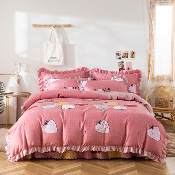 91家纺网 家纺一手货源 找家纺 纽缦 2020新款加厚磨毛夹棉床裙款四件套 迷情草莓