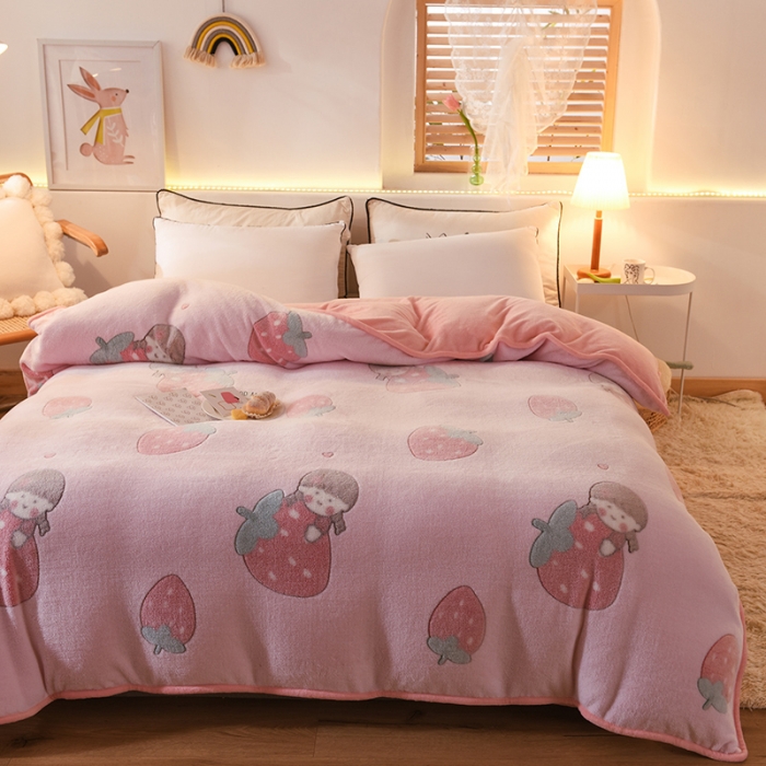 91家纺网 家纺一手货源 找家纺 甜之梦 2025新款310g雪花绒单品包边被套 草莓女孩