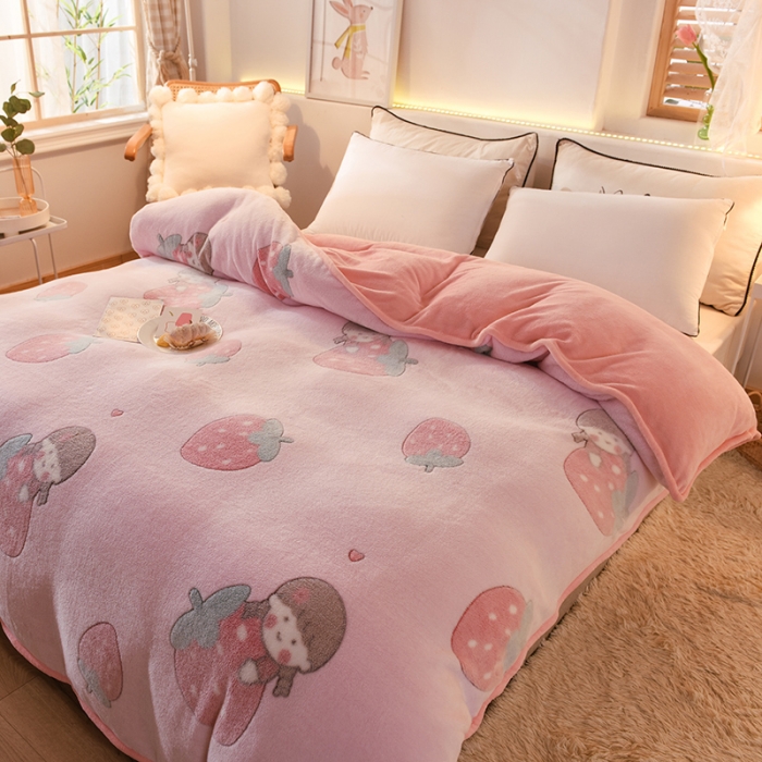 91家纺网 家纺一手货源 找家纺 甜之梦 2025新款310g雪花绒单品包边被套 草莓女孩