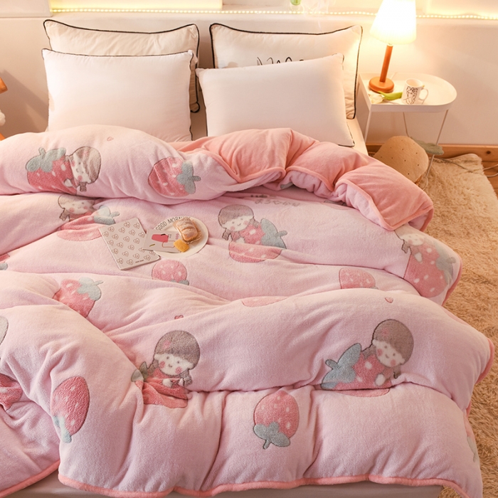 91家纺网 家纺一手货源 找家纺 甜之梦 2025新款310g雪花绒单品包边被套 草莓女孩